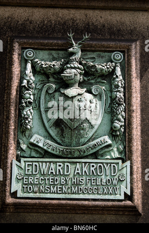 Edward Akroyd di Halifax nel quartiere di Calderdale Yorkshire dettagli della statua di bronzo scultura in rilievo su zoccolo Foto Stock