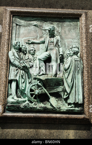 Edward Akroyd di Halifax nel quartiere di Calderdale Yorkshire dettagli della statua di bronzo scultura in rilievo su zoccolo Foto Stock