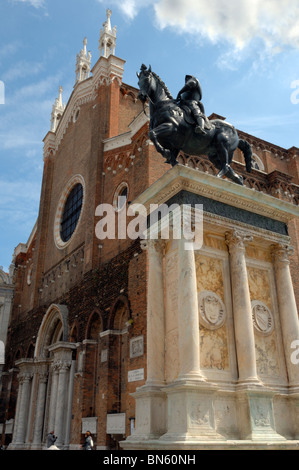 Chiesa dei Santi Giovanni e Paolo e la statua equestre di Bartolomeo Colleoni nel Castello, Venezia Foto Stock