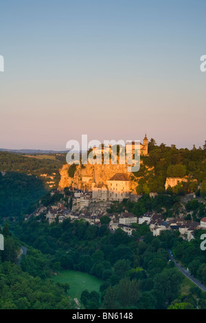 Riscaldare la luce del tramonto illumina la città storica di Rocamadour, Dordogne, Francia Foto Stock