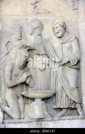 Un rilievo in marmo che ornano la facciata della Fondamenta dei Mendicanti in Castello, Venezia Foto Stock