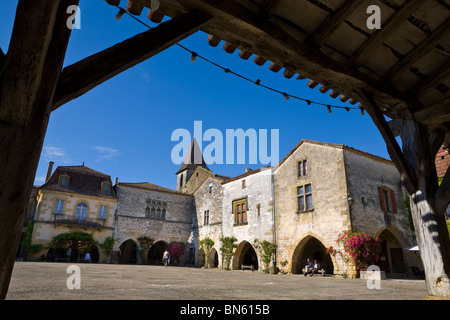 La piazza centrale, Monpazier, Dordogne, Francia Foto Stock