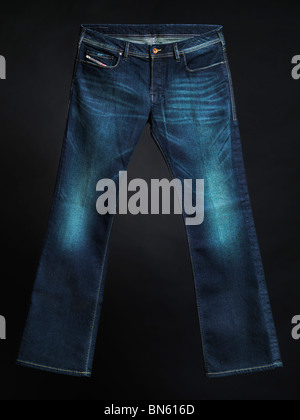 Jeans Diesel Zathan. Gli uomini boot cut lavato tessuto di cotono ritorto Ansima isolati su sfondo nero. Foto Stock