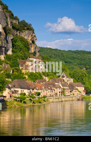 Luce calda del pomeriggio si illumina l'idilliaco La Roque-Gageac, Dordogne, Aquitaine, Francia Foto Stock