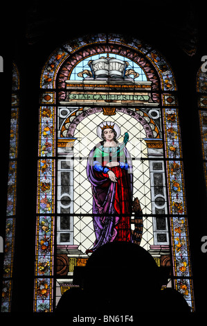 Macchia di finestra di vetro nella Basilica di Santo Stefano,Budapest, la capitale di Ungheria,l'Europa Foto Stock