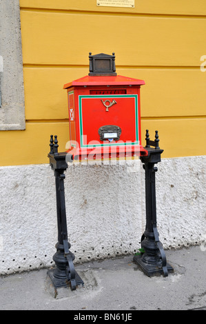 Rosso casella postale nella città vecchia,Budapest, la capitale di Ungheria, Est Europa Foto Stock