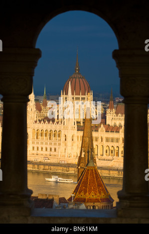 Il Parlamento ungherese & Danubio illuminato dalla luce calda del pomeriggio, Budapest, Ungheria Foto Stock