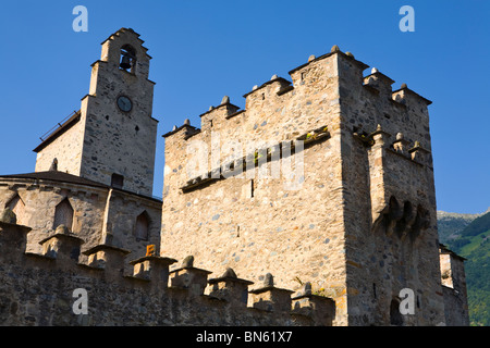 St Andre la chiesa fortificata, Luz-Saint-Sauveur, Midi Pirenei, Francia Foto Stock