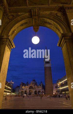 Basilica di San Marco e Campanile Torre Campanaria illuminata di notte, Venezia, Italia Foto Stock