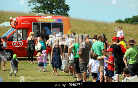 Accodamento per un gelato van in un parco in una calda giornata estiva a Brighton Regno Unito Foto Stock