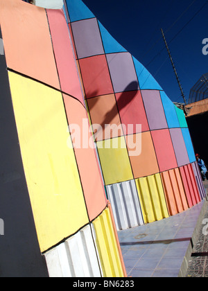 Un monumento colorato nel centro di Uyuni vicino al Salar de Uyuni in Bolivia Foto Stock