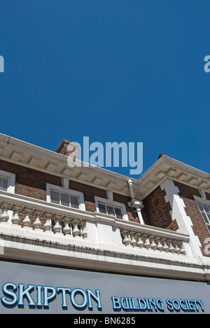 Ramo di skipton building society al piano terra di un edificio del XIX secolo a Kingston upon Thames Surrey, Inghilterra Foto Stock