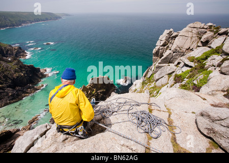 Un paio di loro 70's arrampicata su un mare di granito cliff Bosigran sul Cornish Coast, UK. Foto Stock