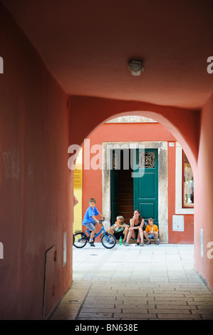 Persone in bicicletta in vacanza e mangiare in laneways d'Europa Archway escursioni in bicicletta sulle vacanze in bicicletta sulla vacanza vacanze Foto Stock