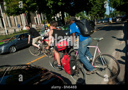 Parigi, Francia, scena di strada, dimostrazione di bicyclists ambientali militanti che si battono per l'uso della bicicletta nella città, in bicicletta via, posteriore, europa, strada multiculturale Foto Stock