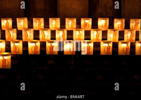 Candele accese come offerte presso la cattedrale di Notre Dame a Parigi, Francia Foto Stock