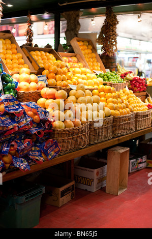 Frutto per la vendita in cesti presso un negozio di generi alimentari in stallo il mercato di Adelaide, Australia del Sud Foto Stock