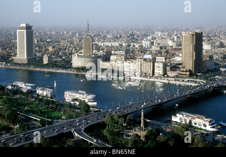 Il traffico pesante che attraversa il fiume Nilo su 6th-di-ottobre ponte in centro al Cairo. Foto Stock