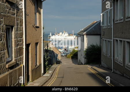 Guardando giù per una strada in Penzance con il Scillonian III nel porto. Foto Stock