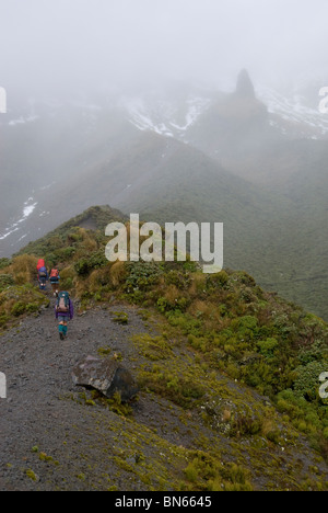 Gli escursionisti salendo verso 'il castello di Warwick", spina vulcanica, sul Monte taranaki, (o il Monte Egmont) Vulcano, Egmont National Park, Foto Stock