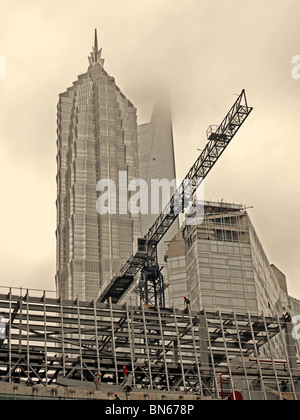 Nuova costruzione grattacielo a Shanghai in Cina - in rosso e in colore seppia Foto Stock