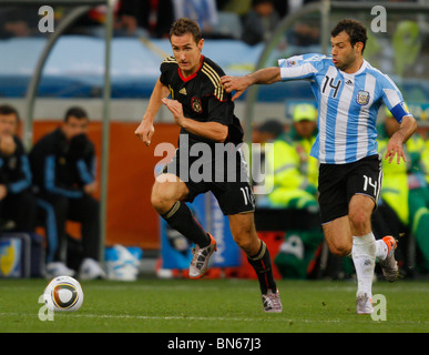 MIROSLAV KLOSE & JAVIER MASCHE ARGENTINA V GERMANIA stadio Green Point di Città del Capo SUD AFRICA 03 Luglio 2010 Foto Stock