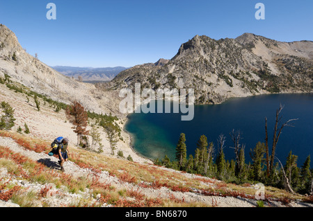 Il lago a dente di sega con profilo a dente di sega, montagne, Sawtooth Wilderness / Sawtooth National Recreation Area, montagne rocciose, Idaho, Stati Uniti d'America Foto Stock