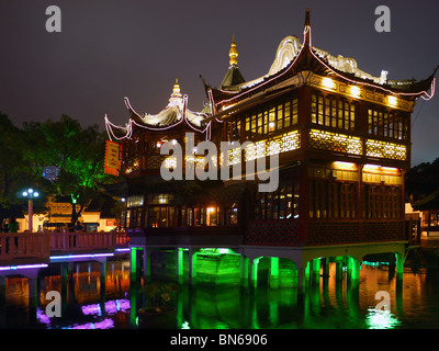 Huxinting Teahouse presso il Giardino di Yuyuan nella notte, Shanghai, Cina Foto Stock