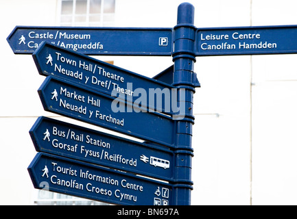 Sign in inglese e gallese in Abergavenny, Gwent Foto Stock