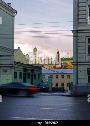 Vista del Cremlino e le sue chiese dal divario tra due edifici antichi, Mosca, Russia Foto Stock