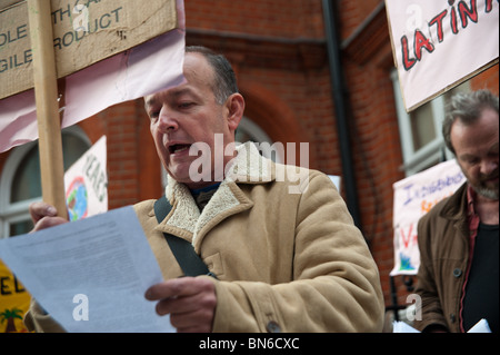 La mobilitazione per la Madre Terra manifestanti di fronte alla ambasciata colombiana in London - uomo legge la lettera da consegnare vi Foto Stock