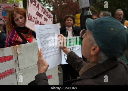 Londra mobilitazione per la madre terra - la lettura di una lettera di fronte l'ambasciata peruviana per essere consegnato vi Foto Stock