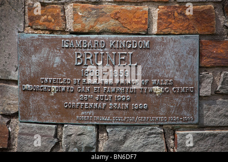 Una lapide commemorativa di Isambard Kingdom Brunel, sulla statua di Neyland, Pembrokeshire Wales 107624 Brunel Foto Stock