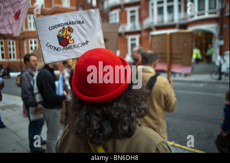 La mobilitazione per la Madre Terra manifestanti con cartelli di fronte alla ambasciata colombiana in Londra Foto Stock