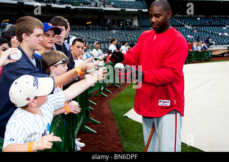 NEW YORK - 27 Maggio: Phillies Ryan Howard firma baseballs per MLB ventole nel campo Citi, 27 maggio 2010 a New York. Foto Stock