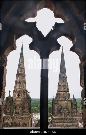 Inghilterra Staffordshire Lichfield Cathedral, guglie gemelle visto dalla torre della guglia di terzi Foto Stock