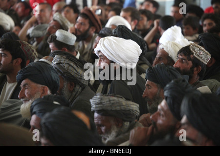 Pashtun visitare la moschea di venerdì a pregare in uruzgan, Afghanistan Foto Stock