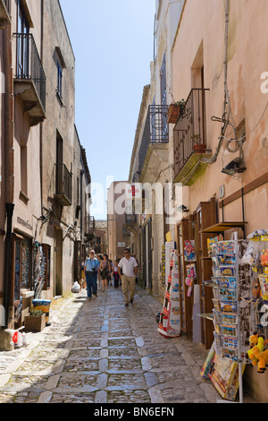 Tipica strada nel centro storico della cittadina di Erice, Trapani regione nel nord ovest della Sicilia, Italia Foto Stock