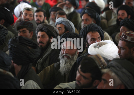 Pashtun visitare la moschea di venerdì a pregare in uruzgan, Afghanistan Foto Stock