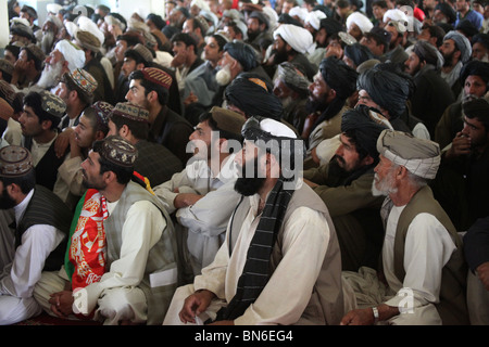 Pashtun visitare la moschea di venerdì a pregare in uruzgan, Afghanistan Foto Stock