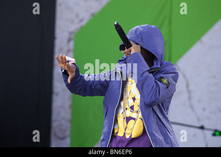 Tinchy Stryder giocando la fase della piramide a Glastonbury festival 2010 Foto Stock