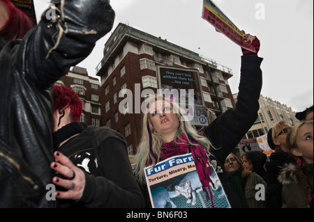 Donna con "Boicottaggio Harrods' onde targhetta poster al di fuori di Harrods in Nazionale Anti-Fur Marzo e Rally Foto Stock