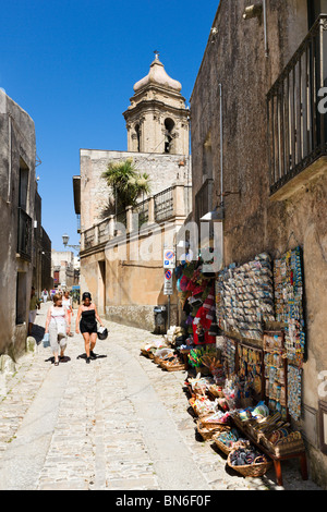 Tipica strada nel centro storico della cittadina di Erice, Trapani regione nel nord ovest della Sicilia, Italia Foto Stock