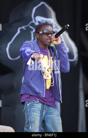 Tinchy Stryder giocando la fase della piramide a Glastonbury festival 2010 Foto Stock