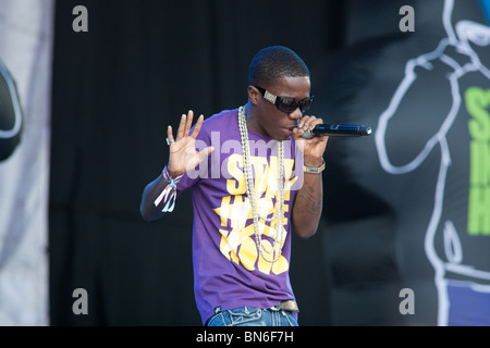 Tinchy Stryder giocando la fase della piramide a Glastonbury festival 2010 Foto Stock