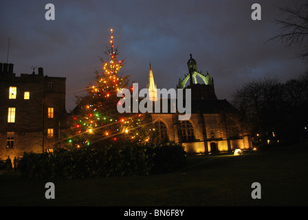 Università di Aberdeen: King's College di notte a Natale Foto Stock