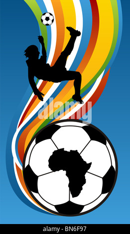 Uno dei giocatori di calcio circa per calciare il calcio con Africa mappa su un pallone da calcio sul fondo. Multicolore sfondo a bande. Foto Stock