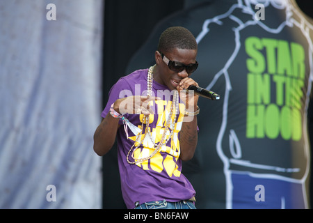 Tinchy Stryder giocando la fase della piramide a Glastonbury festival 2010 Foto Stock