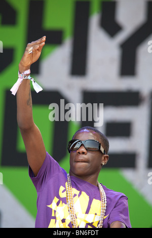 Tinchy Stryder giocando la fase della piramide a Glastonbury festival 2010 Foto Stock