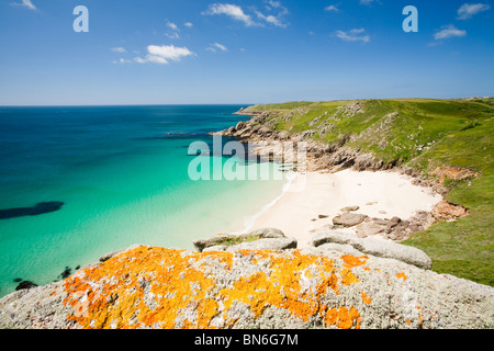 Cornish litorale di seguito St Levan vicino al Lands End, Regno Unito. Foto Stock